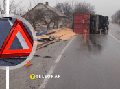 Після ДТП зерно вкрило все узбіччя