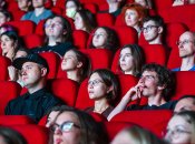 Люди дивляться фільм у кінотеатрі