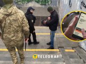 Представители ТЦК и полиции проверяют военно-учетные документы у гражданина