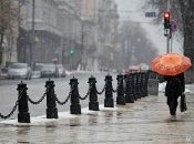 Человек идет по улице