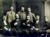 Перший Генеральний секретаріат Центральної Ради. 1917 р. Стоять (зліва направо): Павло Христюк, Микола Стасюк, Борис Мартос. Сидять (зліва направо): Іван Стешенко, Христофор Барановський, Володимир Винниченко, Сергій Єфремов, Симон Петлюра