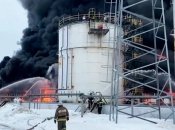 Пожар на нефтебазе под Брянском не могут потушить второй день