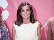 Королева Летиція в елегантному костюмі