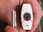 Більшість навісних замків мають невеликий отвір унизу