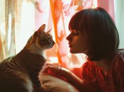 Дівчина з котом