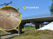 Во Львове прямо на дорогу обвалилась часть известного моста (видео)