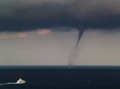 Смерч над морем