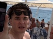 Этот мужчина кичился убийством мирных украинцев во время ссоры с нашими соотечественниками в Турции, зато его "попросили" из гостиницы. Скрин с видео