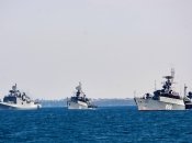 Кораблі супроводжуються бойовими катерами