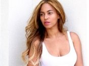 Бейонсе с дочкой носят одинаковые купальники