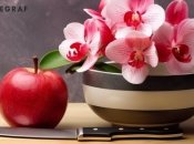 Яблуко та квіти