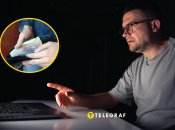 Деньги, мужчина перед монитором