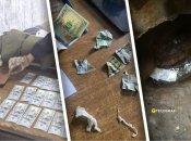 Гроші кидали за паркан, жували і змивали в унітаз