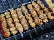Наиболее интересный вкус шашлык придают тимьян, майоран и кориандр