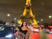 Кадр на фоне известной башни в Париже