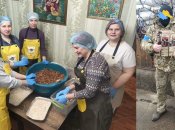 За день команда робить 800 батончиків, які відправляє захисникам