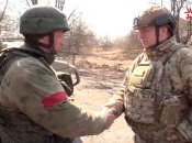 Олександр Лапін нагороджує власного сина