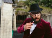 Чоловік курить люльку