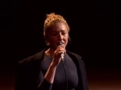 Тина Кароль вышла на сцену без макияжа и укладки