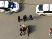 Мужчины в военной форме силой задержали водителя в гражданском