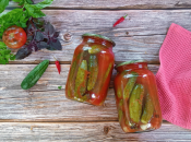 Немає нічого кращого, ніж поласувати взимку смачними огірками та помідорами