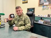 Валерий Залужный с подписанным браслетом "Вірю в ЗСУ"