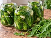 Малосольные огурцы с рукколой