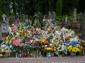 Не все посетители кладбищ понимают важность использования живых цветов