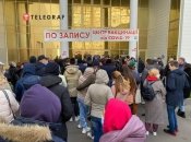 Несмотря на быстрое продвижение, очередь не слишком стремится уменьшиться