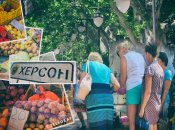 Люди отстаивают огромные очереди, чтобы запастись едой