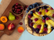 Піца з сирною основою та свіжими фруктами