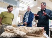 Археологи возле статуи Митры