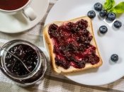 Перетерта з цукром чорниця — джерело вітамінів на зиму