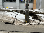 Асфальт продолжает проваливаться