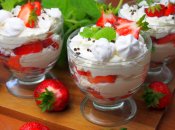 Ніжний меренговий десерт з вершками та полуницею