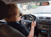 Водій за кермом отримав божевільний штраф через чухання потилиці