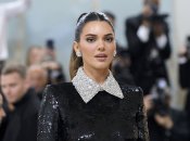 Після багатьох гламурних фотосесій, на цих кадрах модель виглядає, як сіра миша