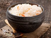 Квашеная капуста считается одним из самых полезных и вкусных зимних блюд