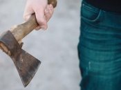 Напад із сокирою на працівників ТЦК на Буковині: хуліганам обрали запобіжний захід, що їм загрожує