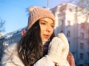 Девушка мерзнет на улице