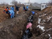 Братские могилы в Мариуполе. Фото: Евгений Малолетка