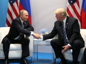 Президент России Владимир Путин и президент США Дональд Трамп во время встречи на полях саммита G20 в Гамбурге, Германия, 2017 год