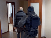 Преступника привезли в миграционную службу