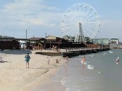 Колесо огляду приваблювало туристів усі роки – в окупації ситуація інша, гостей просто немає