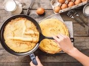 Названы причины, по которым тесто прилипает к сковороде