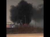 Подстанцию охватило сильное пламя с густым черным дымом