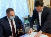 Зеленскому предлагают внести в Конституцию полномочия и.о. президента для Ермака