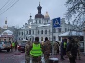 Сотрудники СБУ возле Лавры