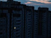 Одинокое окно со светом в Киеве во время отключений