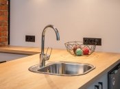 Благодаря трюку с воздушным шаром, кран отмыть очень просто